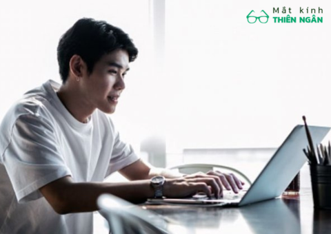 Những thói quen vô tình làm tăng độ cận thị